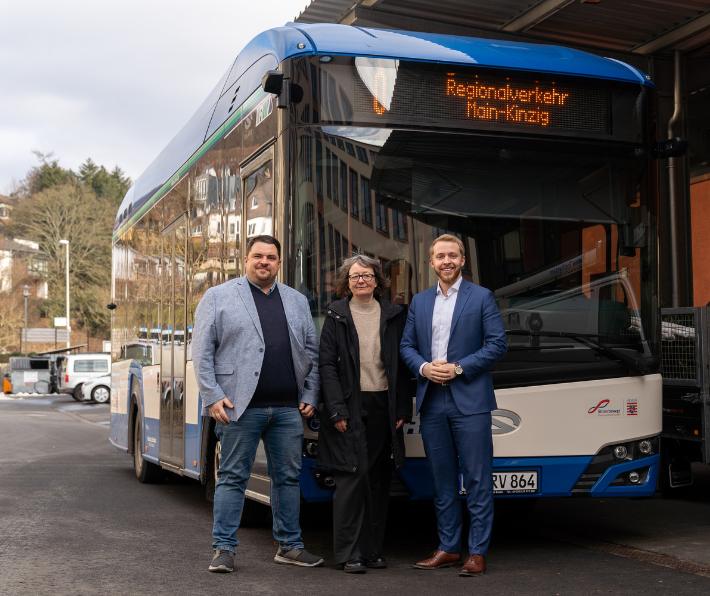 v. r. n. l. RVMK-Geschäftsführer Bastian Weigand, KVG-Geschäftsführerin Martina Stegemann und KVG-Aufsichtsratsvorsitzender Jannik Marquart vor einem Fahrzeug der RVMK-Busflotte