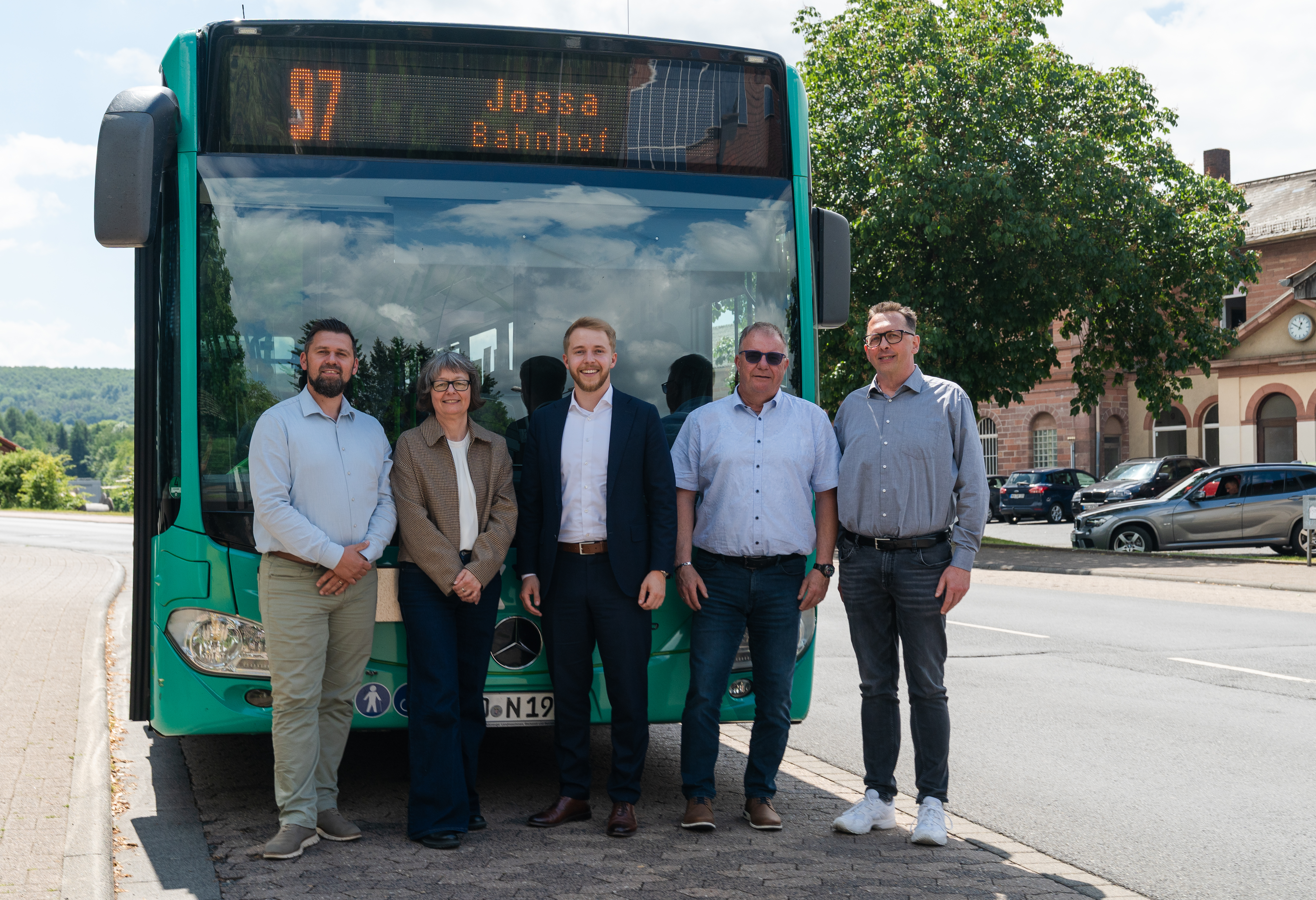 Mehrere Personen vor einem Bus der Linie 97