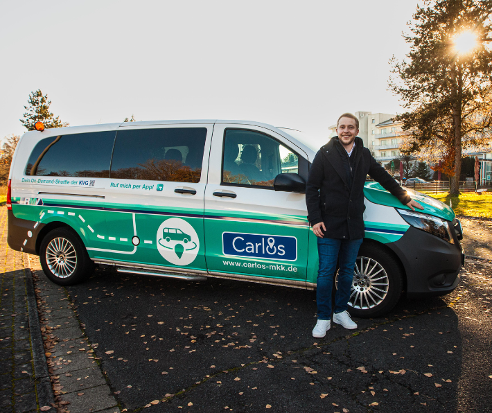 Aufsichtsratsvorsitzender Jannik Marquart vor Carlos Fahrzeug